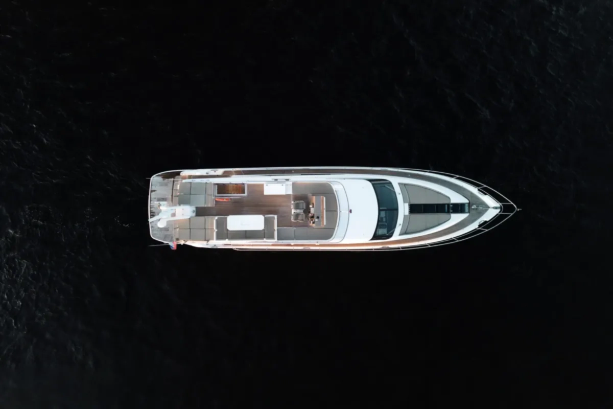 Яхта FAIRLINE 65 image- 3